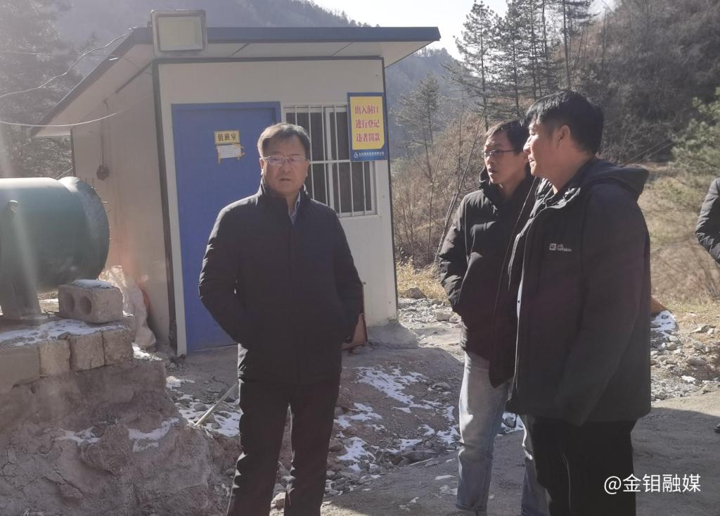 20231225-金鉬集團(tuán)黨委書記、董事嚴(yán)平一行深入金誠(chéng)釩業(yè)呂東溝礦區(qū)調(diào)研指導(dǎo)工作6.jpg