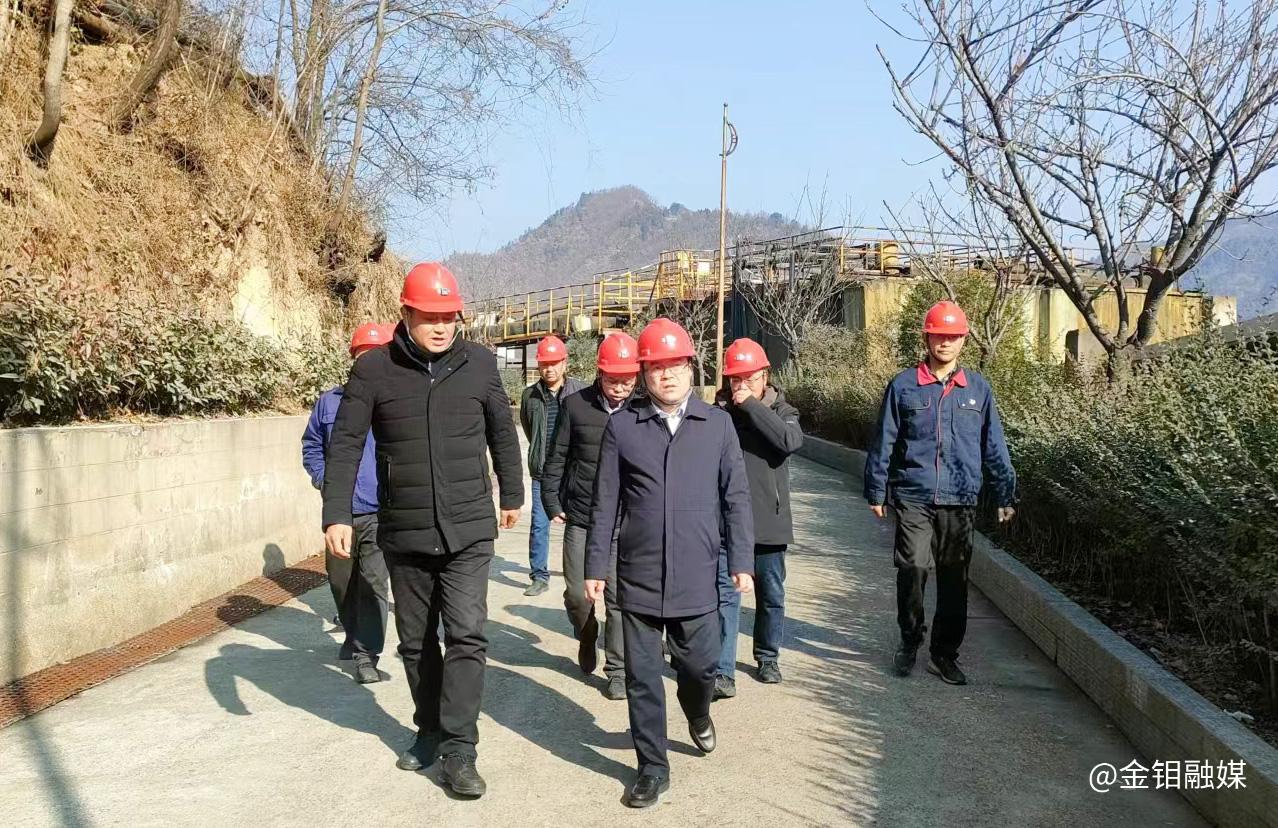 20240102-陜西有色金屬集團(tuán)副總經(jīng)理蘇旭盛到五洲礦業(yè)調(diào)研并檢查安全生產(chǎn)工作 (2).jpg 20240102-陜西有色金屬集團(tuán)副總經(jīng)理蘇旭盛到五洲礦業(yè)調(diào)研并檢查安全生產(chǎn)工作 (2).jpg