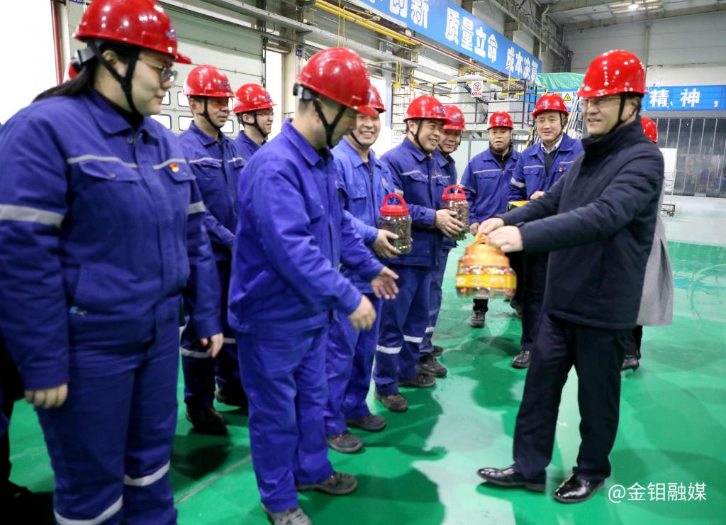 20240209-新春送暖！公司黨委書(shū)記、董事長(zhǎng)嚴(yán)平一行到金屬分公司看望慰問(wèn)一線(xiàn)職工2.JPG