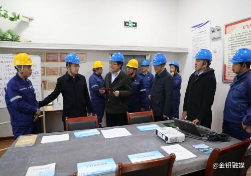 20231116-考核驗(yàn)收組在王飛工匠工作室聽(tīng)取匯報(bào).JPG