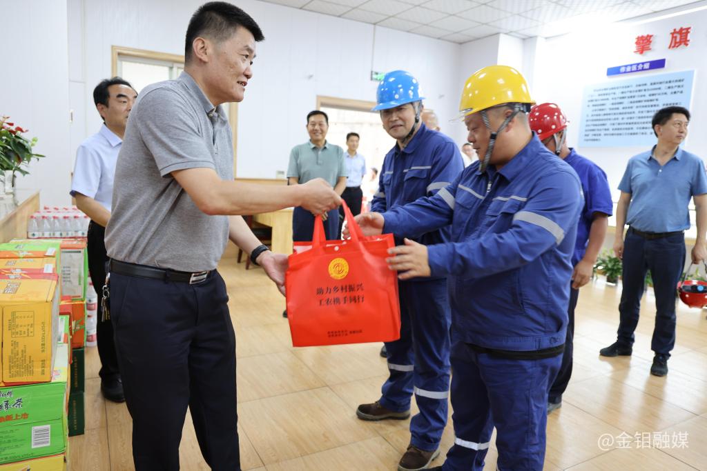 20230711-陜西有色金屬集團黨委副書記、董事、工會主席王小慶深入金鉬集團“送清涼” (6).JPG