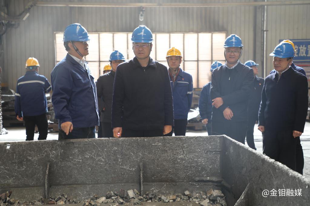 20231116-嚴(yán)平一行在鉬鐵分廠破碎包裝現(xiàn)場調(diào)研2.jpg